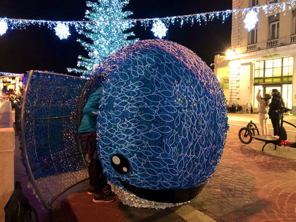 Réalisée à base de bouteilles en plastique recyclées, une baleine de collecte de bouteilles usagées est positionnée en bas de la Canebière ©ville de Marseille