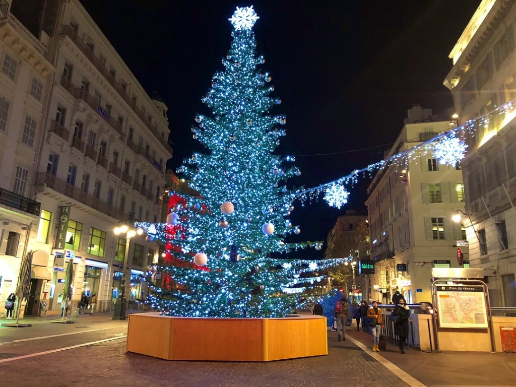 En bas de la Canebière un sapin de 12 mètres de hauteur ©Ville de Marseille