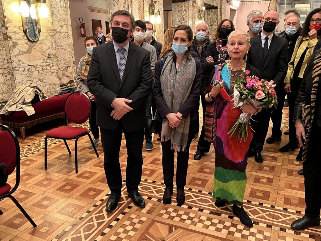 Jean-Marc Coppola (à gauche) vient de remettre la médaille de la ville de Marseille à Marina Mahler (à droite) en présence, notamment, de Clélia Cafiero, au centre (Photo Michel Egéa)