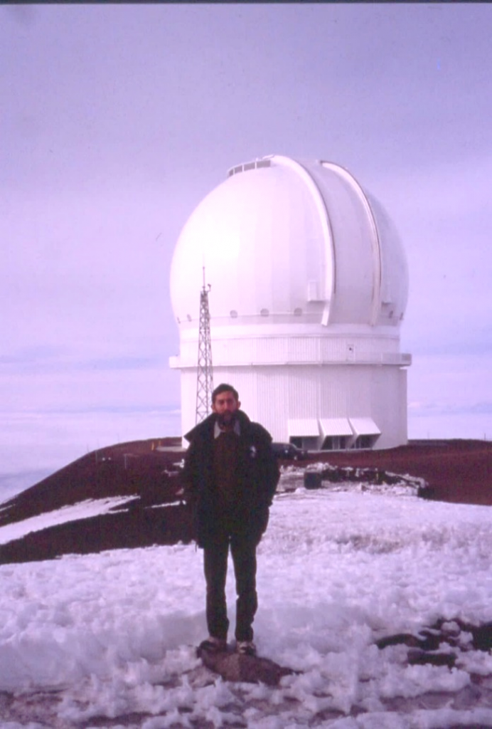 Michel Marcelin devant le télescope de 3,60 m CFH (Canada France Hawaï) en 2002 © Chantal BALKOWSKI