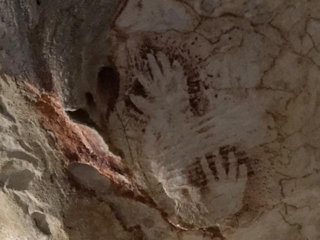 Les mains rouges ©Joël Barcy