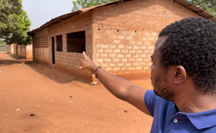 Raymond à l’école primaire de son village de Tchaada ©AV