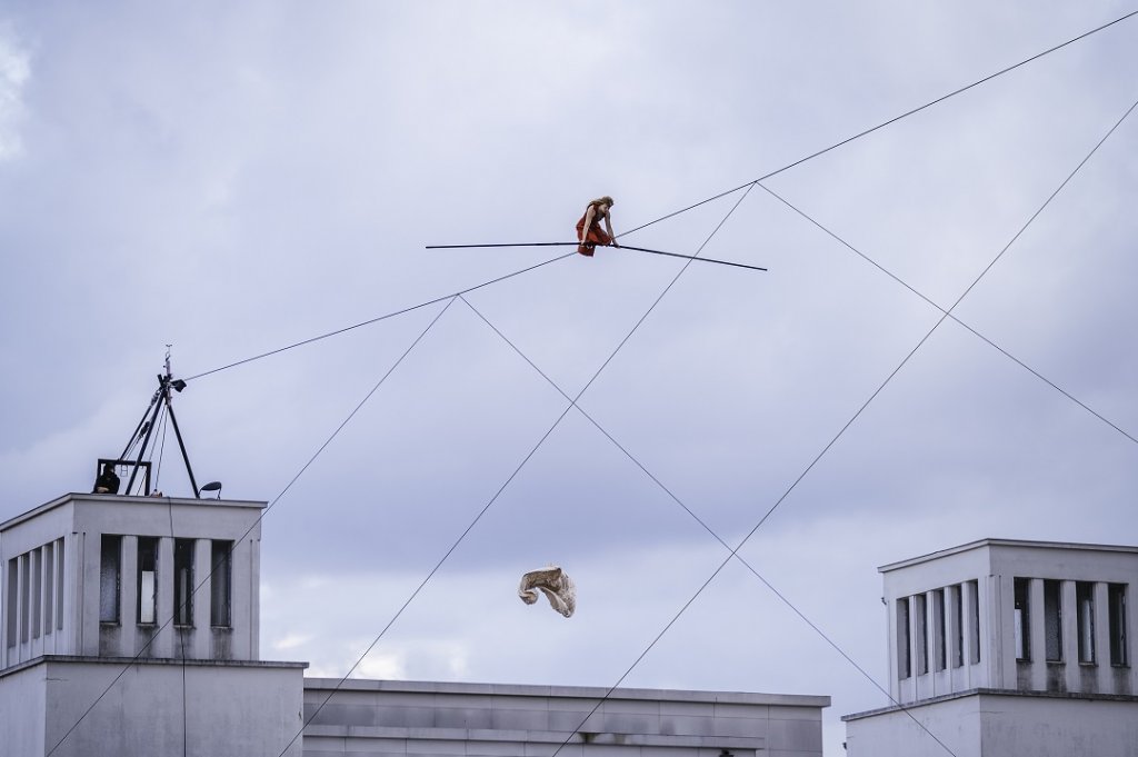 Evénement d’ouverture «Respire», une traversée funambule par «Les filles du renard pâle» au Centre de la Vieille Charité © Paul Bourdrel Evénement d’ouverture «Respire», une traversée funambule par «Les filles du renard pâle» au Centre de la Vieille Charité © Paul Bourdrel