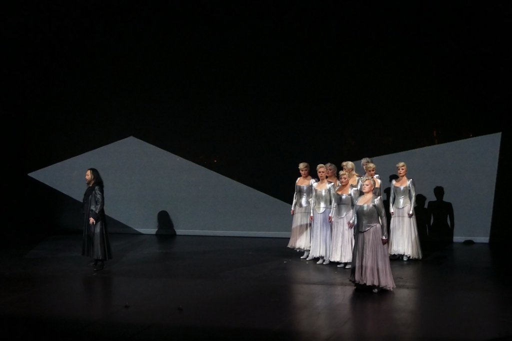 Wotan (Samuel Youn), les Walkyries et, au premier rang, Brünnhilde (Petra Lang). (Photo Christian Dresse)