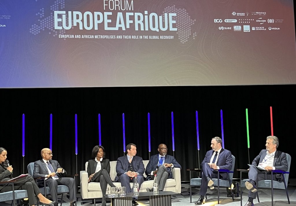 La deuxième table aborde l'urgence climatique et le rôle des villes et métropoles européennes et africaines pour y faire face © FEA