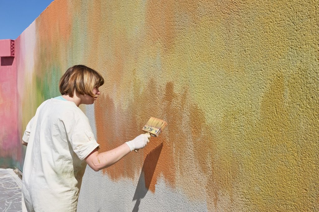 Flora Moscovici travaille depuis plusieurs années la peinture in situ ©Jean-Christophe Lette
