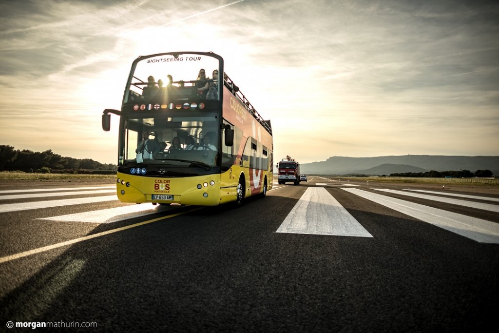 C'est en bus à impériale que les invités ont pu profiter d’une visite inédite des installations de l’aéroport © Morgan Mathurin