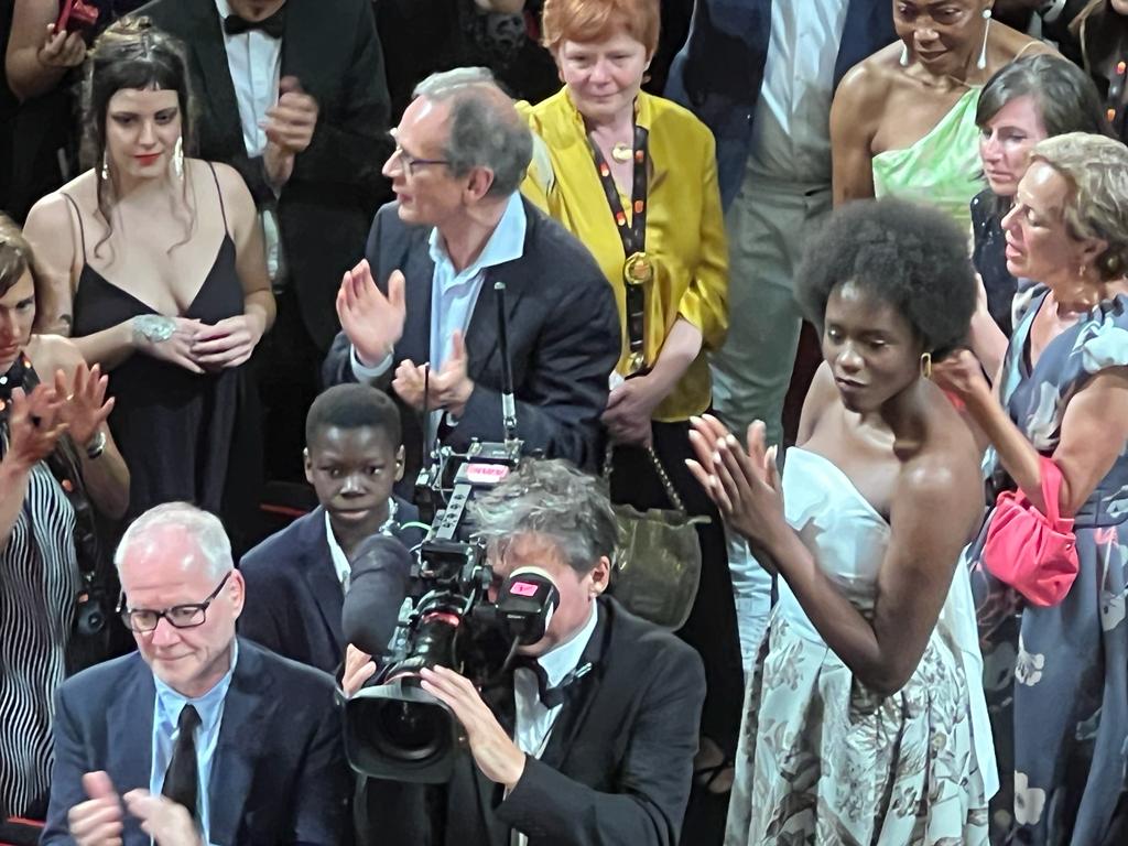 Les Frères Dardenne et les deux comédiens ovationnés par le public ©Joël Barcy Les Frères Dardenne et les deux comédiens ovationnés par le public ©Joël Barcy