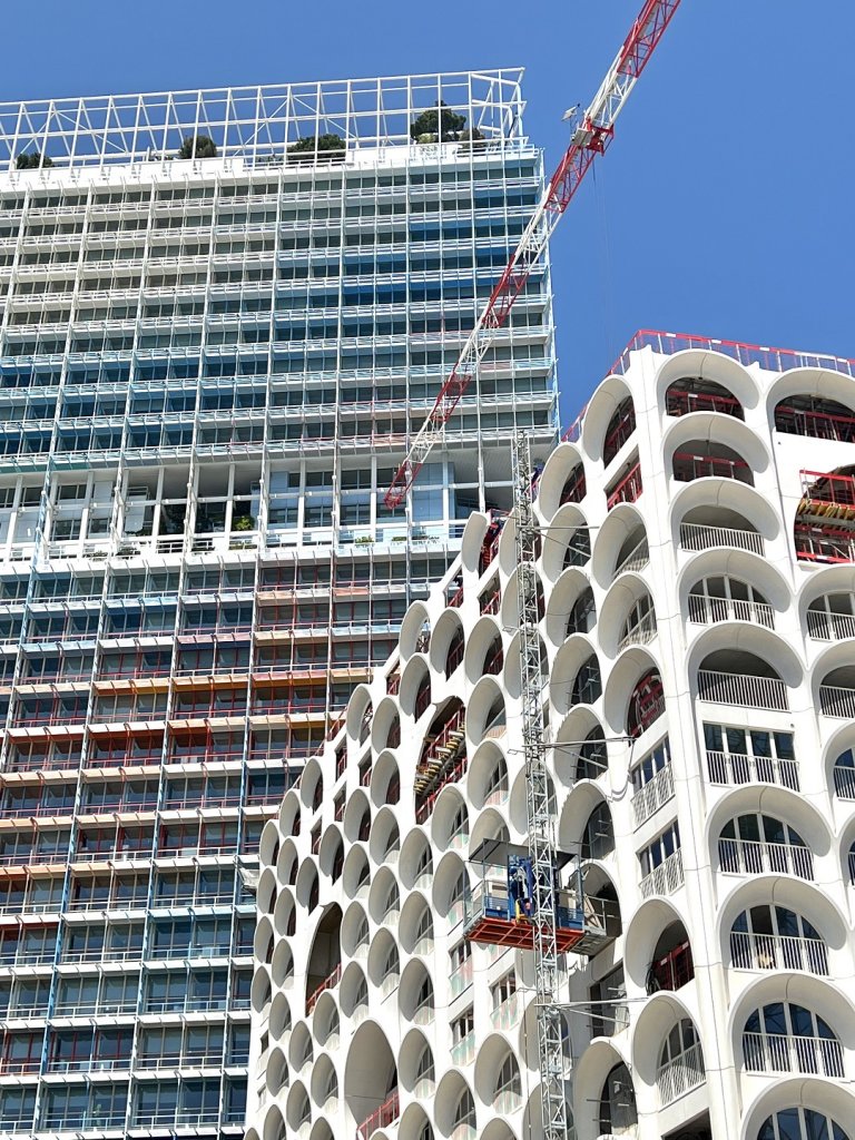 Le chantier de La Porte Bleue, une réalisation PietriArchitectes en contreplongée de la Tour La Marseillaise de Jean Nouvel -au cœur des Quais d’Arenc. Un projet d’aménagement Constructa -Les Editeurs Urbains ©Constructa