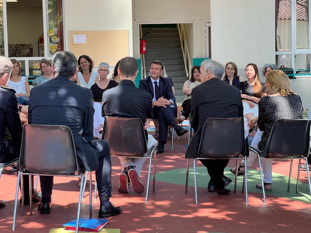 Emmanuel Macron a écouté les enseignants dans la cour de l'école ©Joël barcy