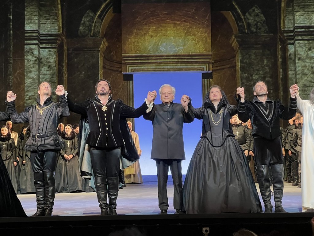 Un succès pour cette production de Don Carlo au soir de la première. Aux saluts, le directeur musical Paolo Arrivabeni, au centre, est entouré par Jérôme Boutillier, Marcelo Puente, Chiara Isotton et Nicolas Courjal. (Photo M.E.)