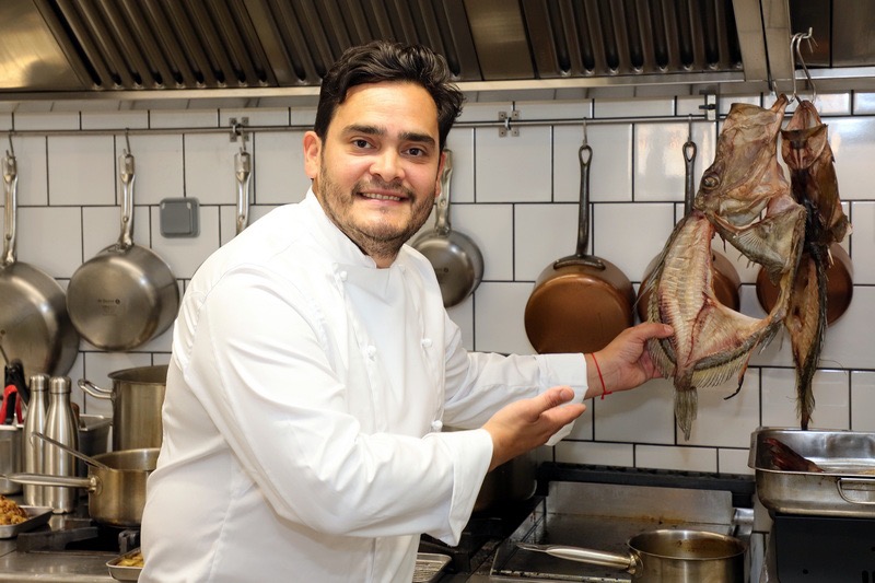 Le chef Edgar Bosquez dans sa cuisine © Robert Poulain