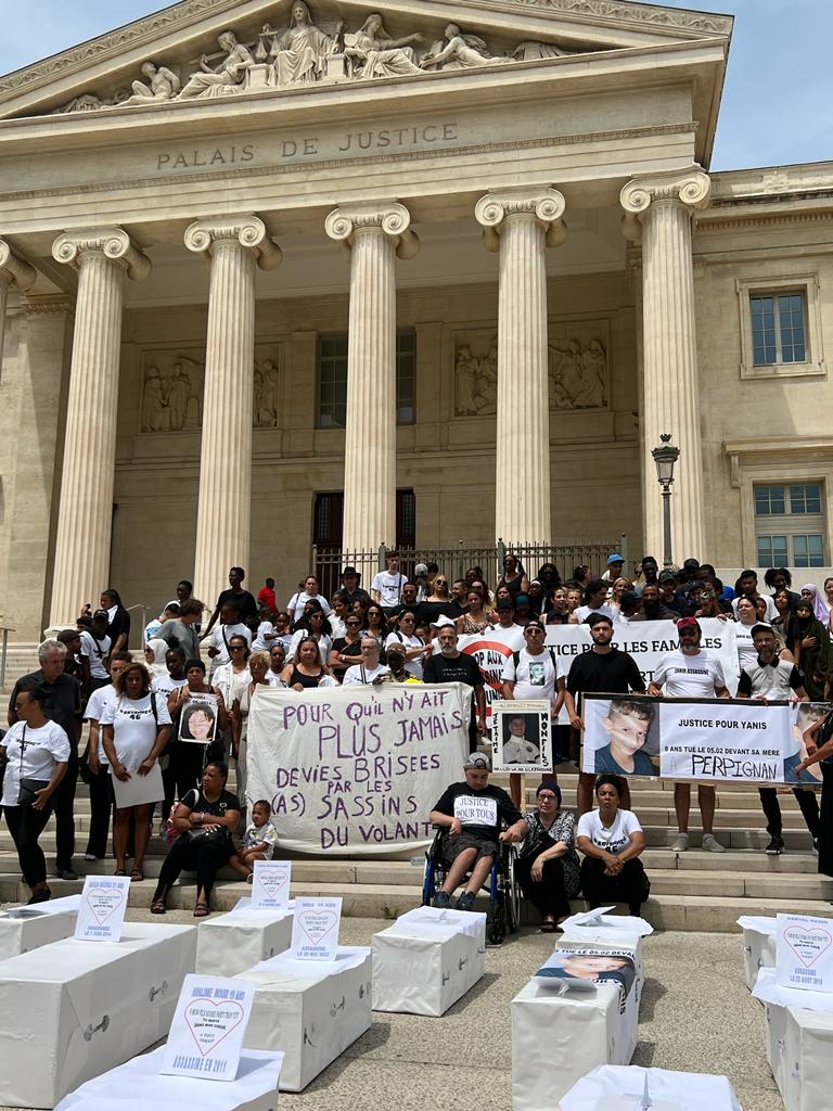 les familles se sont rassemblées devant le Palais de Justice © Joël Barcy