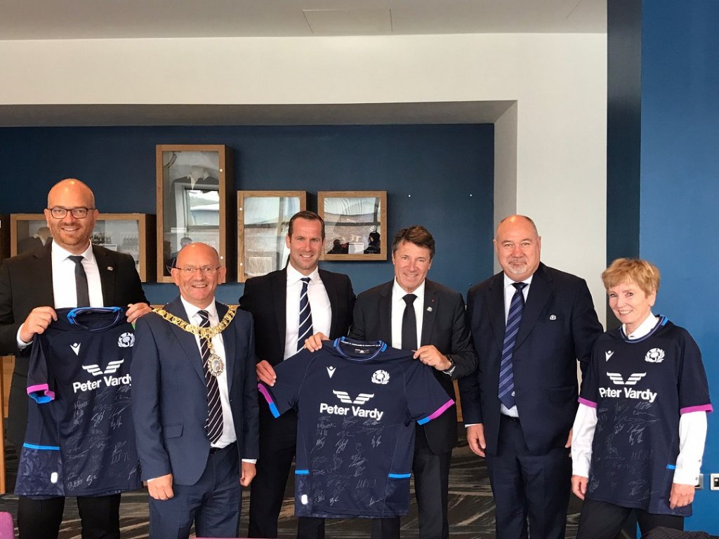 Christian Estrosi et Régis Brandinelli entourés par John Jeffrey, Mark Dodson et de Chris Paterson, joueur le plus capé de l’équipe d’Ecosse (Photo métropole NCA)