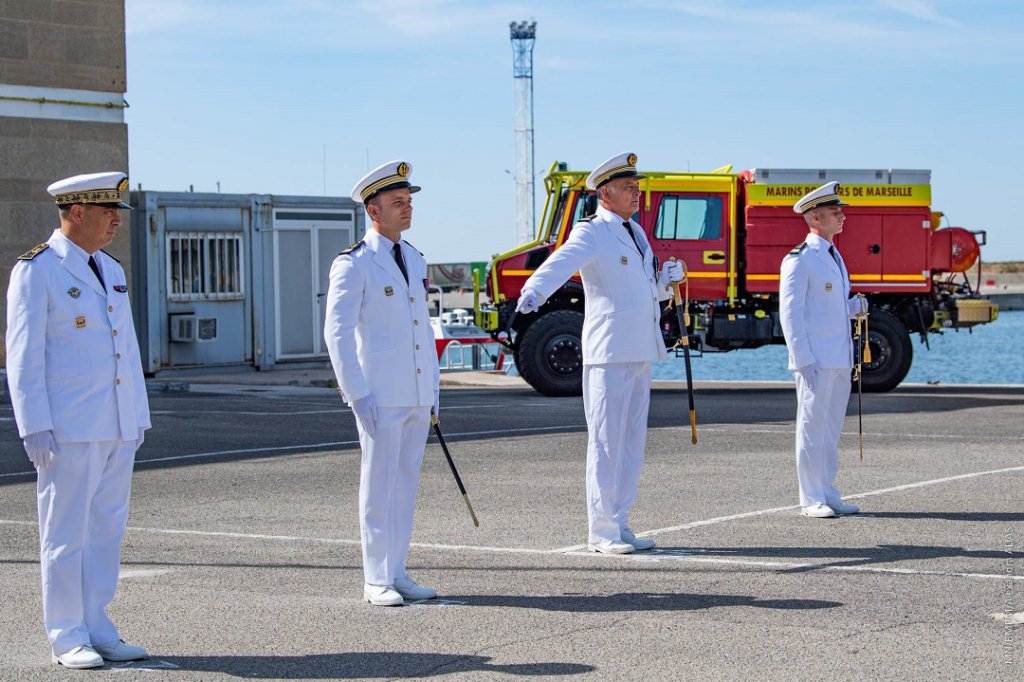 Le capitaine de corvette Patrick, commandant le groupement opérationnel Nord, a fait reconnaître le lieutenant de vaisseau Adrien comme chef du Centre d’incendie et de secours de La Bigue (Photo MN/BMPM/Alexandra Alias)