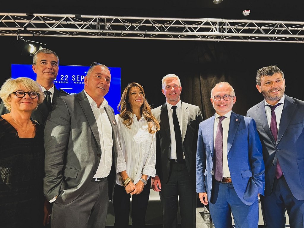 Le ministre, Jean-Christophe Combe est notamment entouré des députés Lionel Royer-Perreaut, Sabrina Agresti-Roubache et de Laurent Laïk, le président du groupe 