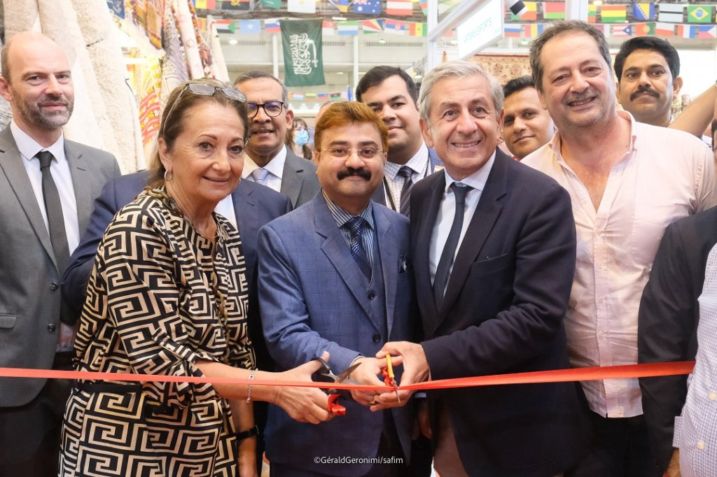 Au centre Debashis Chakraborty, premier secrétaire de l’Ambassade d’Inde a inauguré le Pavillon indien  ©Gérald Géronimi/Safim Au centre Debashis Chakraborty, premier secrétaire de l’Ambassade d’Inde a inauguré le Pavillon indien  ©Gérald Géronimi/Safim
