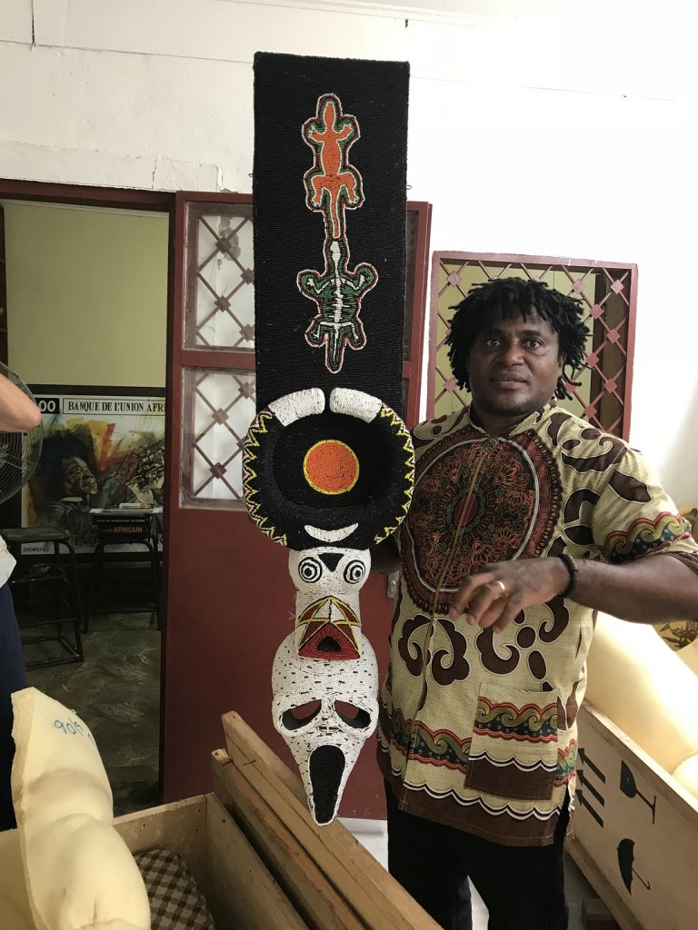 Herve Youmbi dans son atelier (2018) (Photo A.V.)
