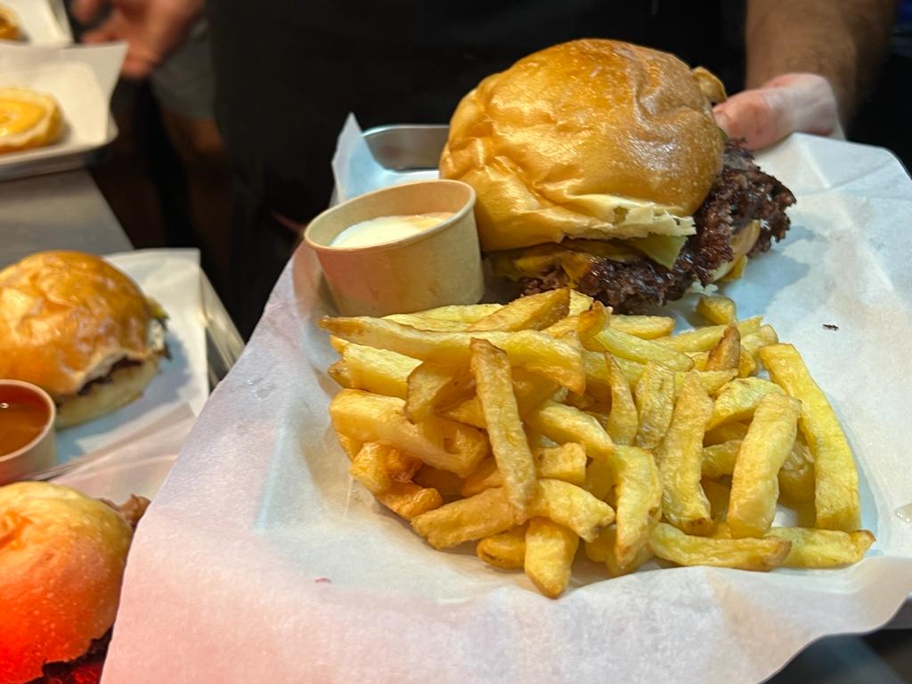 Le smash burger... (Photo Joël Barcy) Le smash burger... (Photo Joël Barcy)