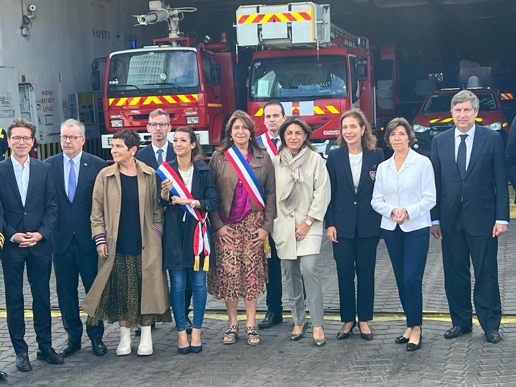 Devant les camions de pompiers qui seront livrés à L’ukraine, de nombreux élus étaient aux côtés de Catherine Colonna, Vadym Omelchenko et Tanya Saadé (Photo Joël Barcy) Devant les camions de pompiers qui seront livrés à L’ukraine, de nombreux élus étaient aux côtés de Catherine Colonna, Vadym Omelchenko et Tanya Saadé (Photo Joël Barcy)
