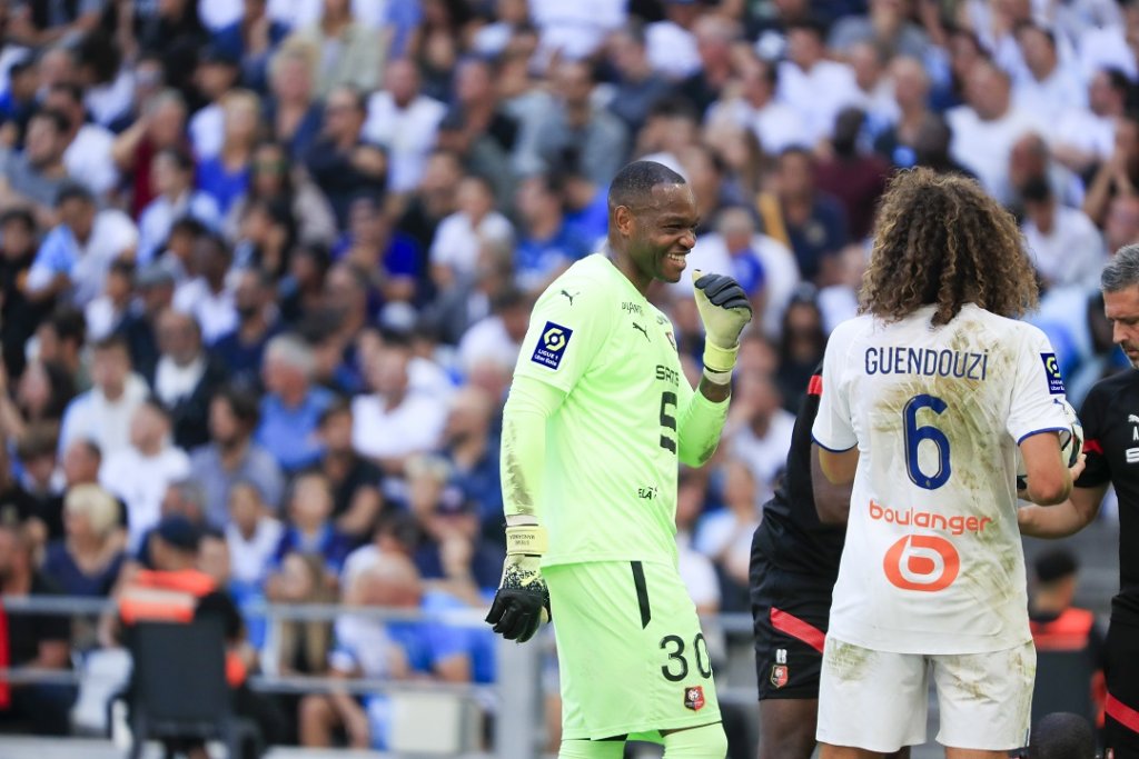La bonne humeur et le sourire de Steve Mandanda à la fin du match (Photo Laurent Saccomano/ Wallis.fr) La bonne humeur et le sourire de Steve Mandanda à la fin du match (Photo Laurent Saccomano/ Wallis.fr)