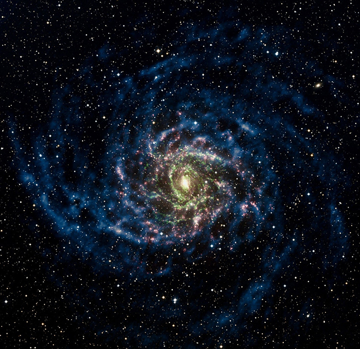 Galaxie spirale IC342 dans la constellation de la Girafe. Noema a révélé la présence de gaz moléculaire tout au long des multiples spirales et filaments, preuve que la galaxie est parsemée d'intenses flambées de formation d’étoiles. © Iram/VLA/Mayall/DSS2/A. Schruba