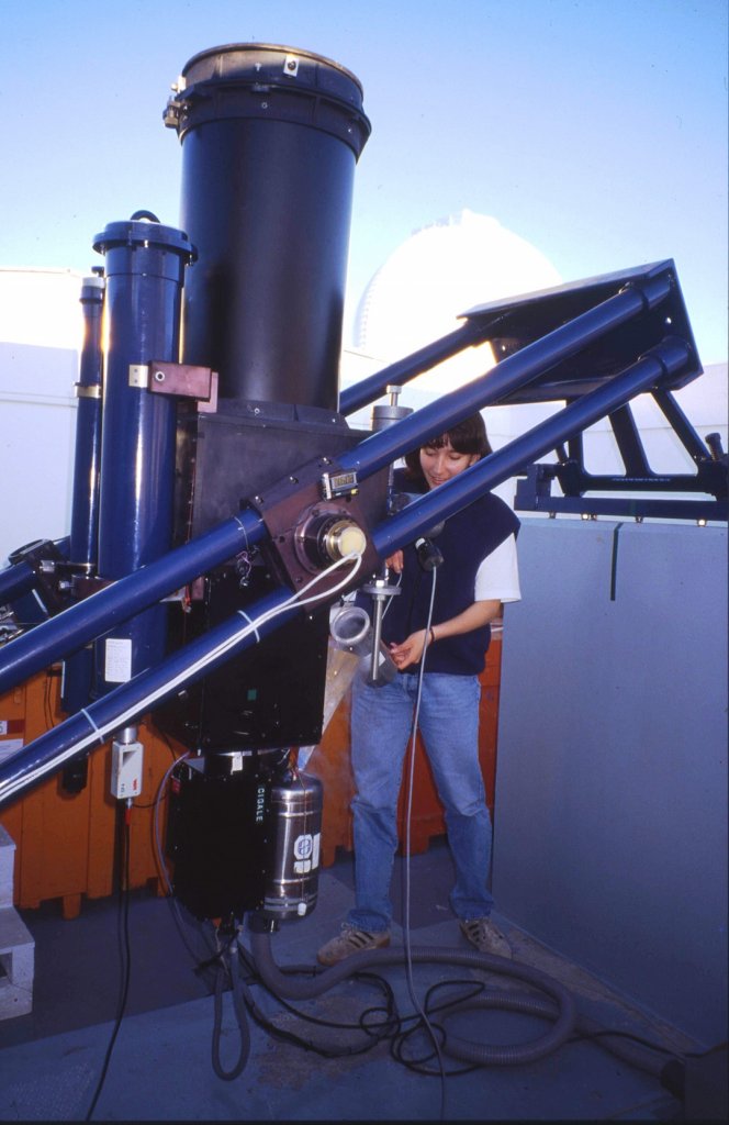 L’astrophysicienne Delphine Russeil prépare les observations en  faisant le plein d’azote liquide de la caméra à comptage de photons du télescope marseillais de 36 cm à La Silla (Chili). (Photo Michel Marcelin)