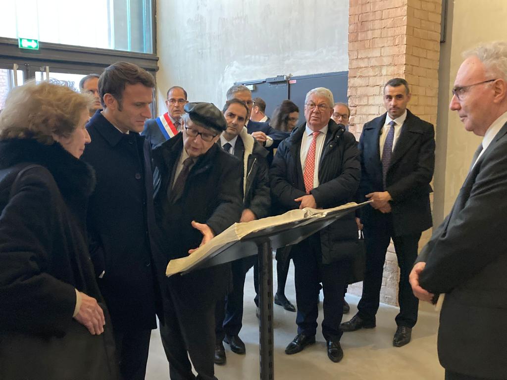 Emmanuel Macron entouré de Serge et Beate Klarsfeldqui ont passé leur vie à poursuivre les nazis (Photo Joël Barcy) Emmanuel Macron entouré de Serge et Beate Klarsfeldqui ont passé leur vie à poursuivre les nazis (Photo Joël Barcy)