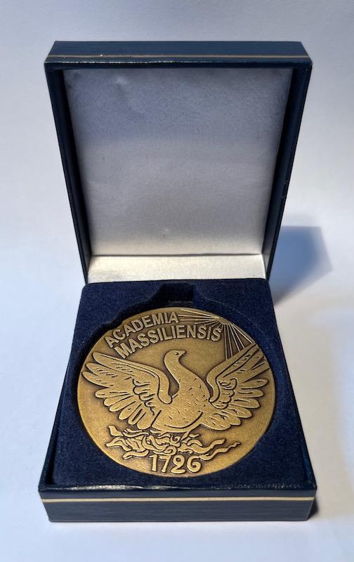 La médaille de l’Académie des Sciences Lettres & Arts de Marseille qui accompagne chaque prix, grâce à l’aide du Crédit Agricole Alpes Provence. (Photo Gérard Detaille)