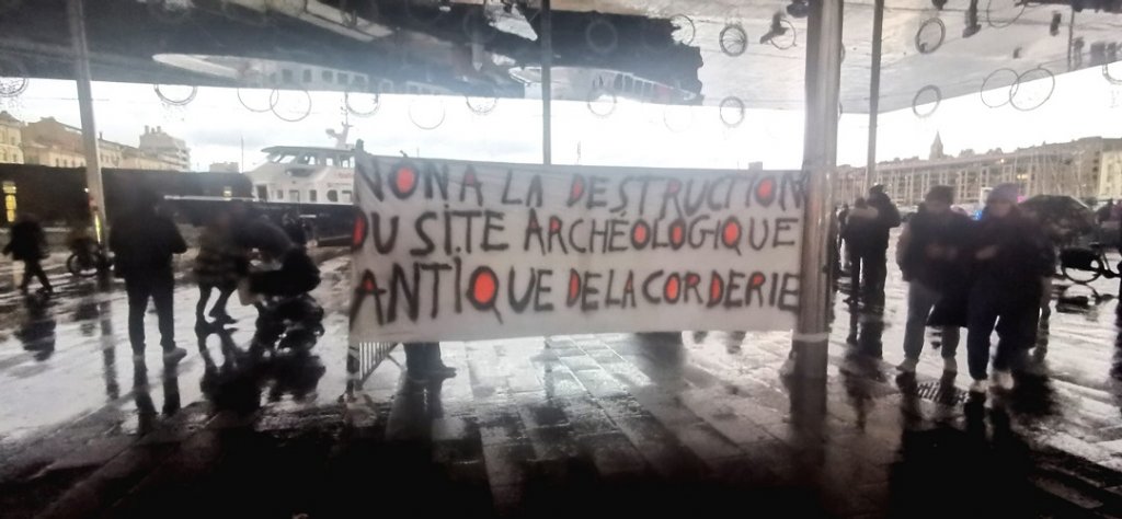 Operation pétition sous l'ombrière du Vieux-Port de Marseille (Photo Louis Alesandrini)