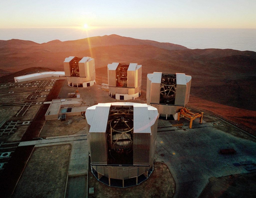 Les quatre télescopes européens du VLT à Paranal (Chili). (Photo ESO)