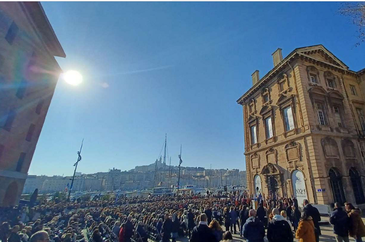 Un public, venu en nombre sur le Vieux-Port de Marseille, a participé aux commémorations des rafles (Photo VdM)