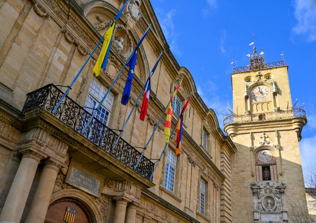 Les drapeaux de l'Hôtel de ville d'Aix-en-Provence en berne © ville d'Aix