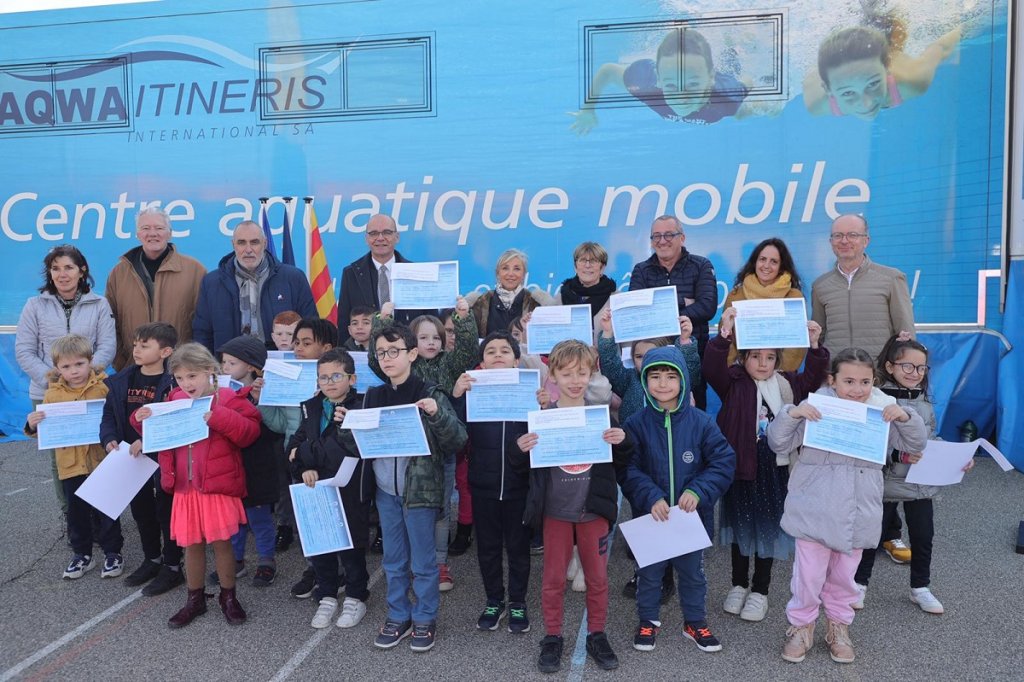 Des diplômes ont été remis à des écoliers qui ont participé aux activités proposées par le camion-piscine du Département des Bouches-du-Rhône ©DépartementBdR