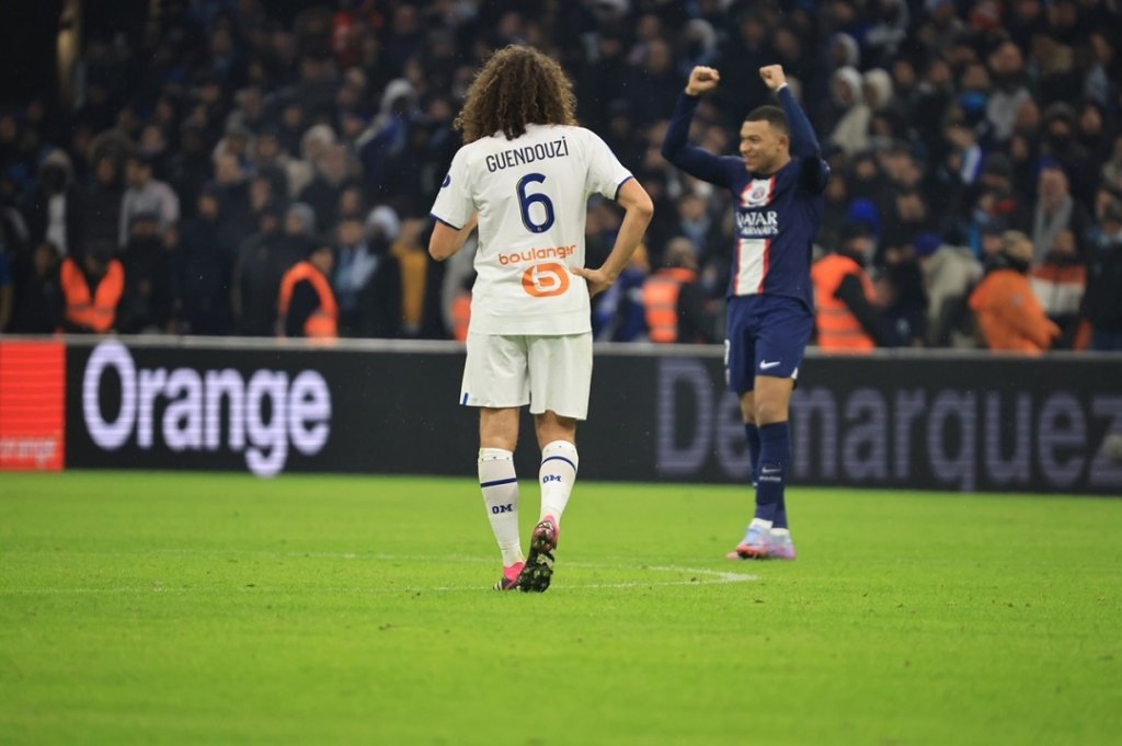 Kylian Mbappé peut lever les bras en signe de victoire. Il est le principal artisan du succès parisien à Marseille (Photo Laurent Saccomano/Wallis.fr) Kylian Mbappé peut lever les bras en signe de victoire. Il est le principal artisan du succès parisien à Marseille (Photo Laurent Saccomano/Wallis.fr)
