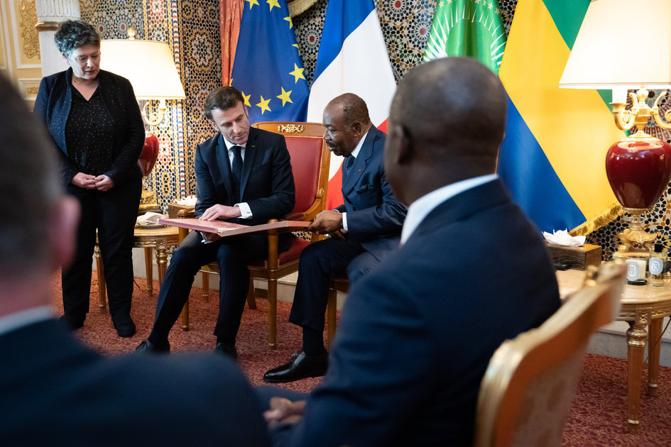 En présence de Valérie Verdier, PDG de l’IRD, le président de la République française, Emmanuel Macron, a remis au président de la République gabonaise, Ali Bongo, d’anciens enregistrements des musiques et traditions orales du Gabon © Présidence de la République France