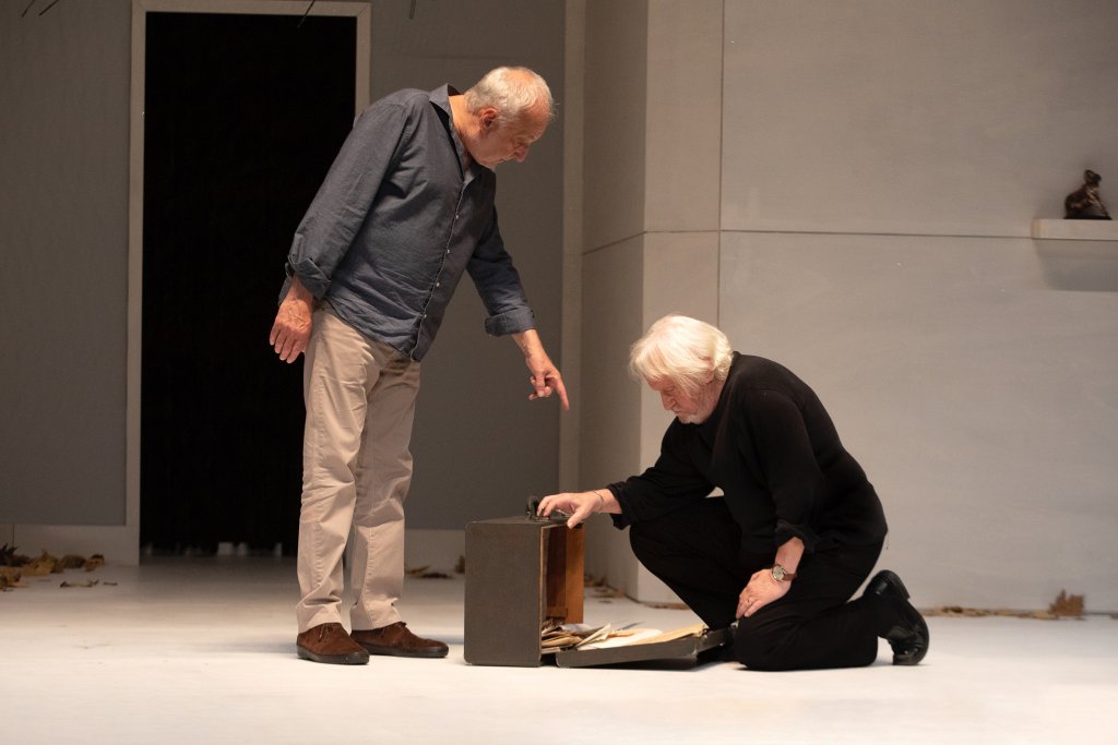 Philippe apporte avec lui une vieille valise contenant de lourds secrets ayant appartenu à leur père (Photo Céline Nieszawer)
