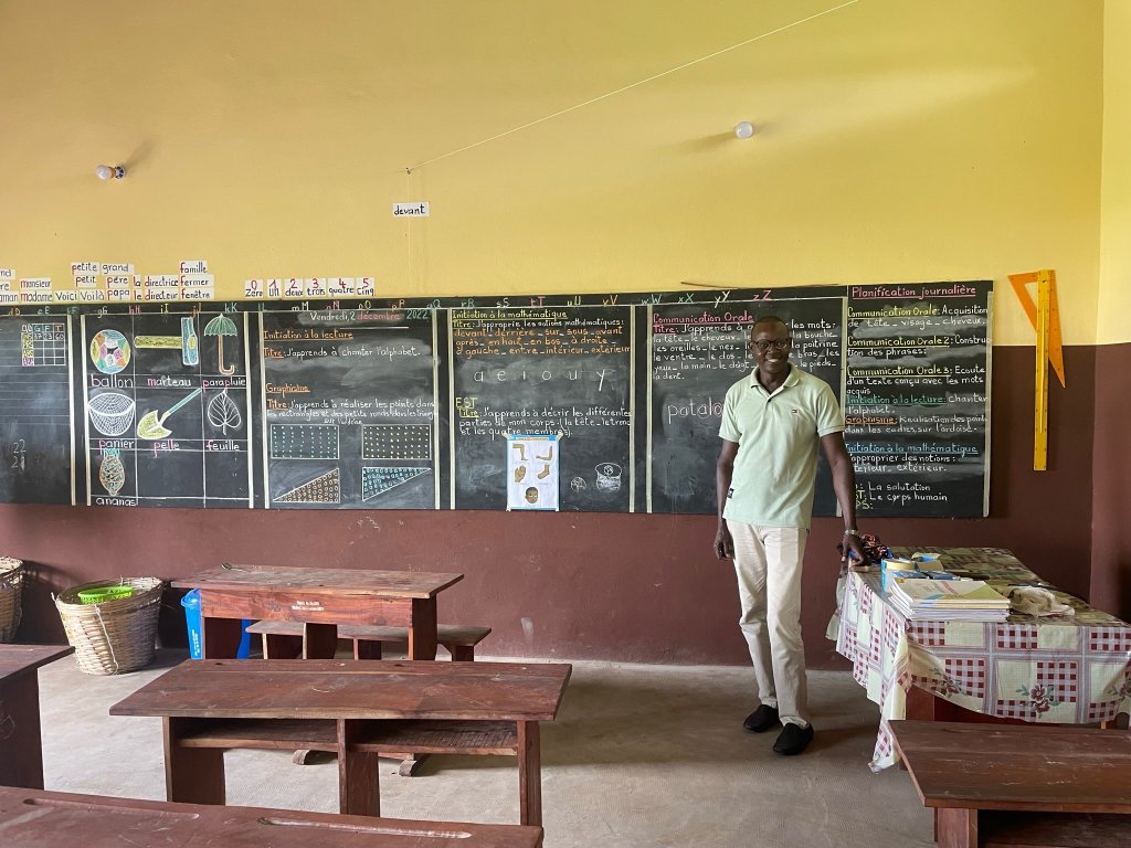 Antoine l’instituteur dans sa classe d’école (Photo Antoine Viallet)