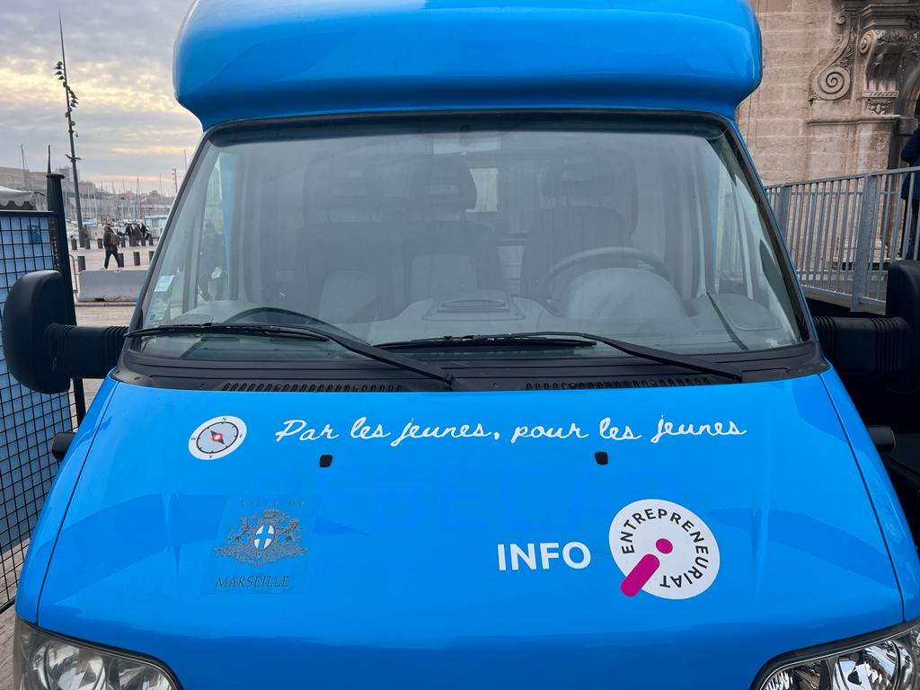Le bus bleu de l'entrepreneuriat des jeunes (Photo Joël Barcy) Le bus bleu de l'entrepreneuriat des jeunes (Photo Joël Barcy)