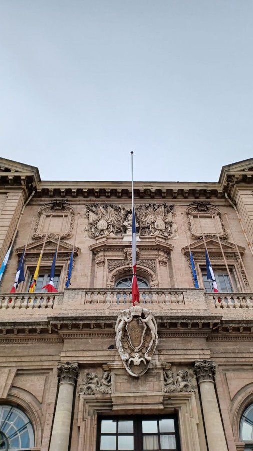 Les drapeaux de l’Hôtel de Ville de Marseille sont en berne © ville de Marseille