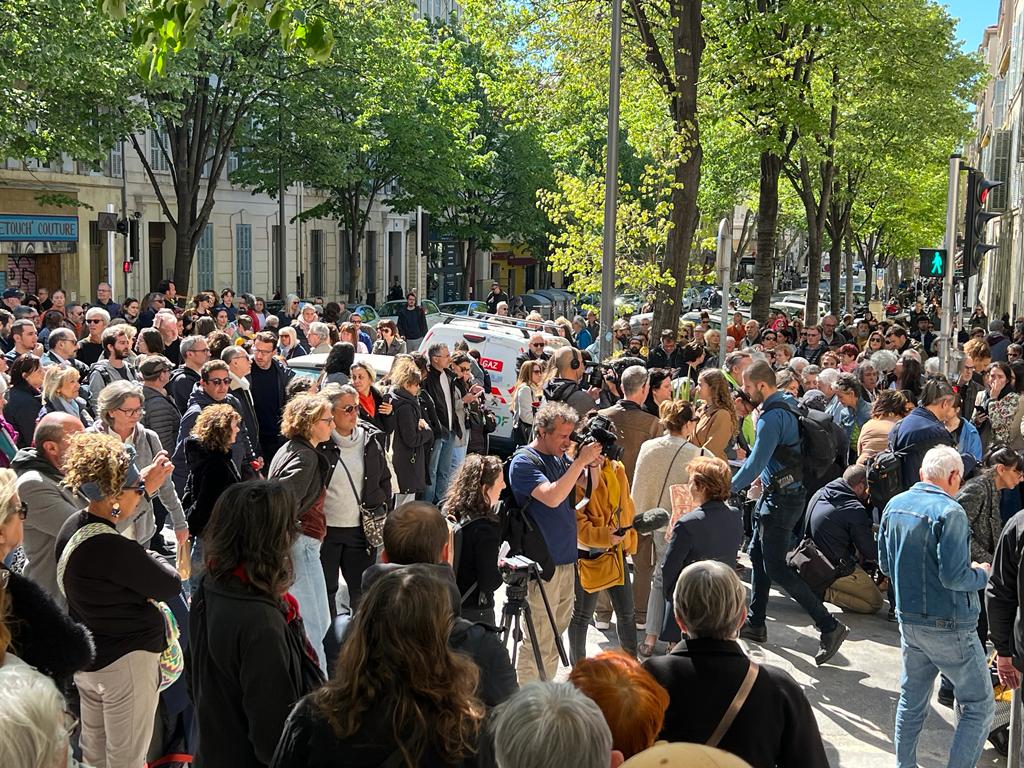 Une semaine après le drame, plusieurs centaines de personnes ont rendu hommage aux victimes (Joël Barcy)