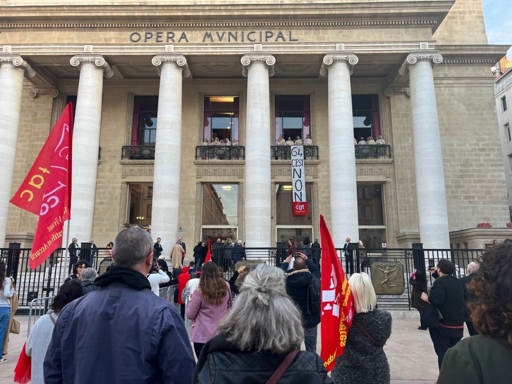 A 19h30, des choristes de l’Opéra ont chanté le A 19h30, des choristes de l’Opéra ont chanté le