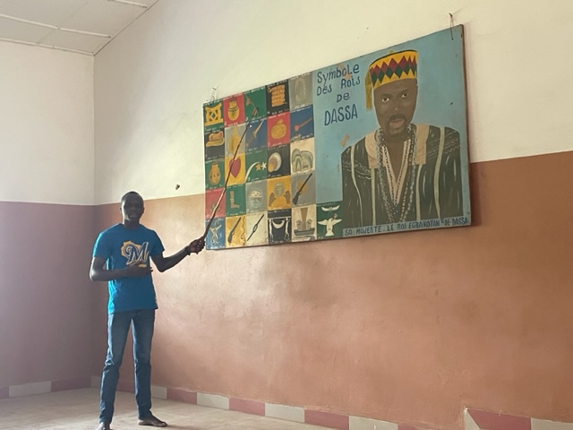 Le prince Orel présente la dynastie des rois de Dassa. Le roi Djagou Egbakotan a choisi le symbole de la colombe (Photo AV)