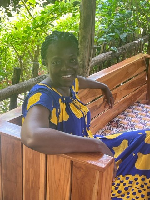 Johanna aime les livres et elle cuisine des confitures 