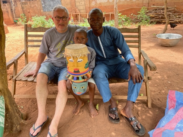 Dans l’atelier de Romuald Bocodaho, artisan inspiré de la culture Gélédè (Photo AV)