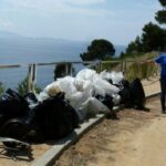 Ramassage de déchets plage de Corbières (Photo archives Destimed/Patricia Maillé-Caire)
