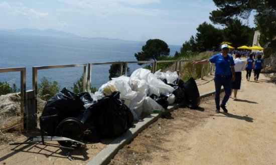 Ramassage de déchets plage de Corbières (Photo archives Destimed/Patricia Maillé-Caire)