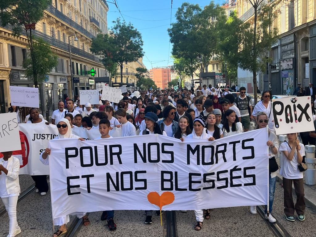 Plusieurs centaine sde personnes ont participé à la marche Blanche (Photo Joël Barcy)