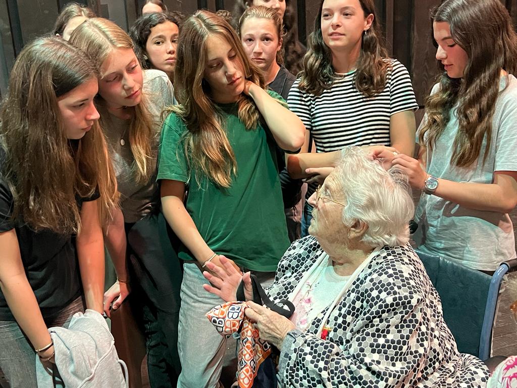 Denise Toros-Mater, rescapée d’Auschwitz, s'adresse aux plus jeunes afin que cette mémoire évite que l'horreur puisse à nouveau montrer son visage (Photo Joël Barcy)