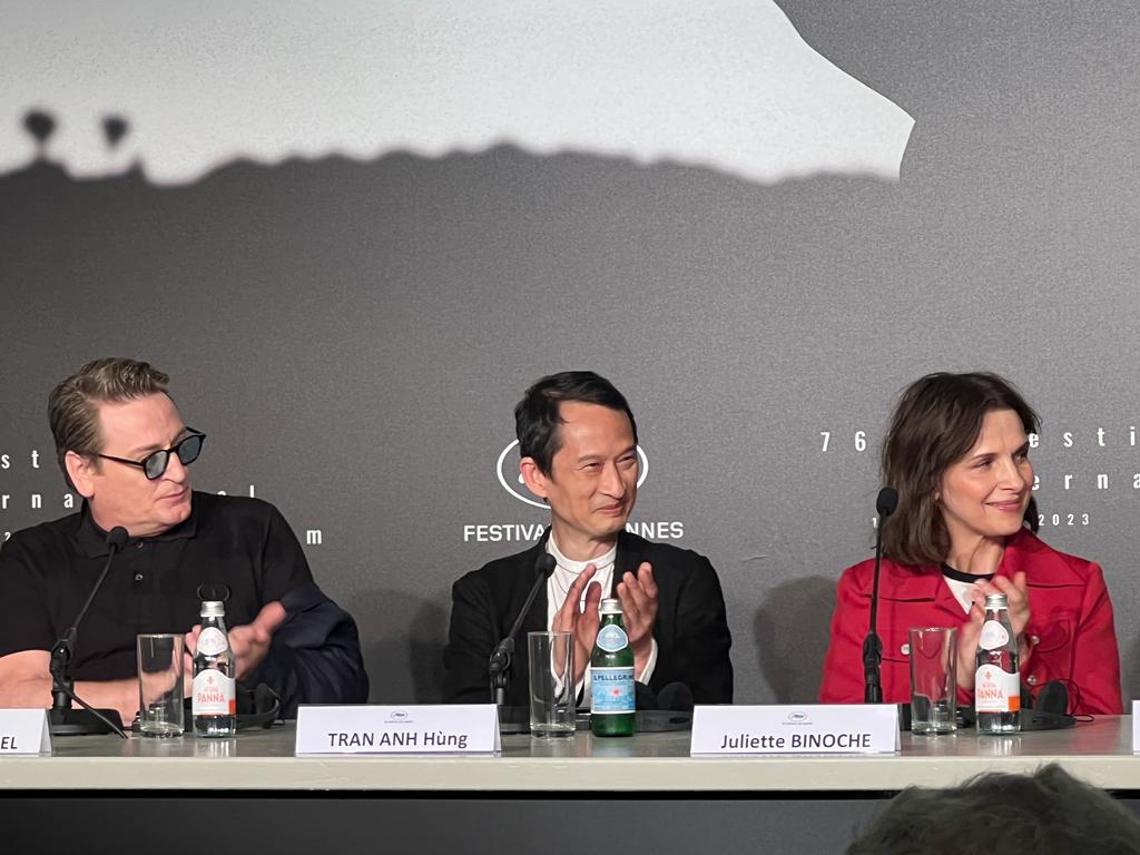 Trân Anh Hung entouré de Juliette Binoche et Benoît Magimel (Photo Joël Barcy)
